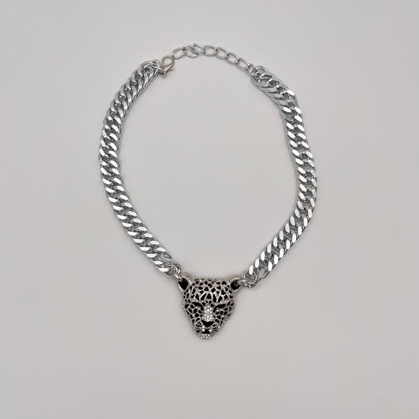 Kette mit mit Leopardenkopf-Design in Silber